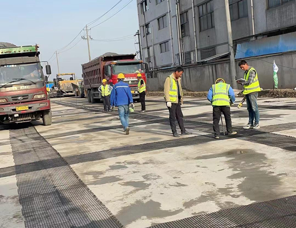 吴堡老材料的新故事:玻璃纤维土工格栅如何在‘白改黑’浪潮中重获新生?